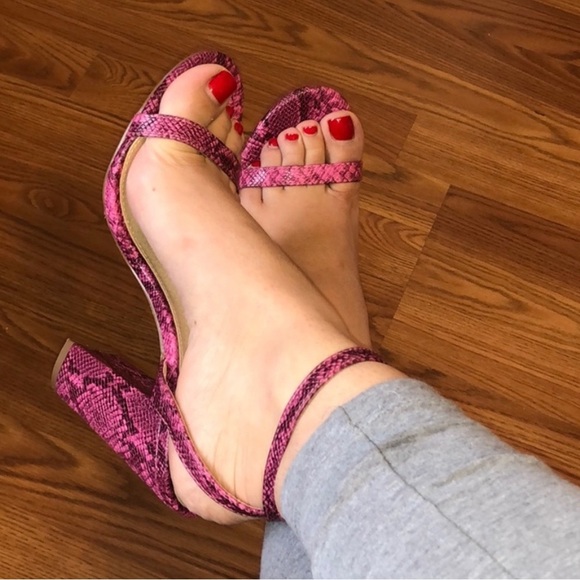 Olivia Jaymes Fuschia Risa Heels - Picture 4 of 4